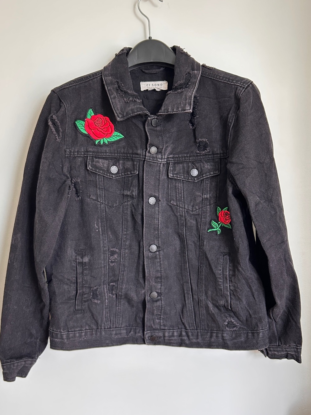CI SONO DISTRESSED BLACK DENIM JACKET WITH ROSE PATCHES